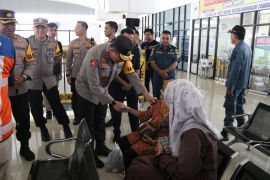 Kapolda Kaltara Sapa Pemudik di Pelabuhan Malundung Tarakan, Doakan Perjalanan Lancar dan Aman