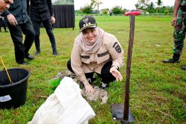 Hadir bersama Kapolda tanam 10.000 pohon, ini harapan Bupati Bengkalis