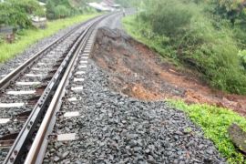 Perjalanan KA Ciamis-Manonjaya dihentikan akibat terancam longsor