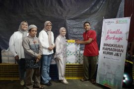 Vanilla Hijab dan BMH berbagi kebahagiaan untuk 100 kurir di Kebayoran Baru