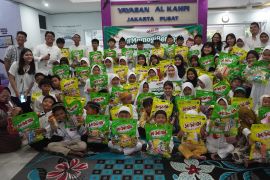 Ramadhan 2025, Momogi dan Mazaya Amania berbagi kebahagiaan dengan anak-anak