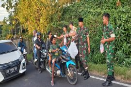 TNI-Polri di Sulut bagikan takjil kepada masyarakat