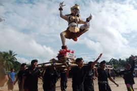 Umat Hindu di Belitung arak ogoh-ogoh jelang Hari Raya Nyepi