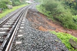Terancam longsor, perjalanan KA antara Ciamis-Manonjaya dihentikan sementara