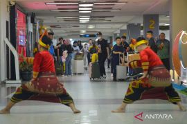 Kesenian tradisional Minang sambut kedatangan pemudik Bandara Internasional Minangkabau