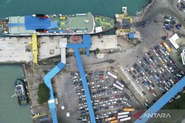 Govt implements traffic controls at Merak Port amid holiday surge