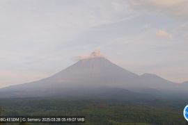 Gunung Semeru erupsi tiga kali muntahkan debu setinggi 400 meter