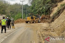 Polisi pastikan kondisi normal Jalinsum Taput - Tapsel pasca kembali tertimbun longsor