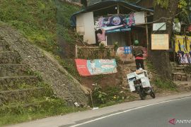 Pemkab Cianjur menertibkan warung di zona merah longsor Cugenang