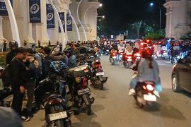 Pemudik sepeda motor pilih istirahat di pinggir jalan