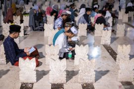 Malam ganjil Ramadhan di kompleks Makam Sunan Ampel