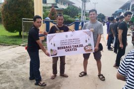OMK Santo Don Bosco Sungai Ayak bagikan takjil Ramadhan