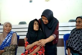 Ketua TP PKK Langkat bagikan sembako di beberapa kecamatan