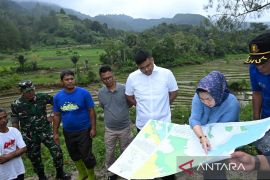 Lestarikan hutan, Bobby tanam pohon dan bagikan ribuan bibit