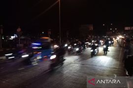 Jalur Pantura Cirebon masih dipadati pemudik pada malam H-2 Lebaran
