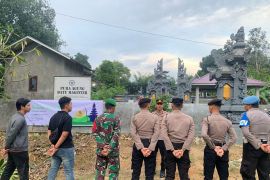 TNI-Polri amankan persembahyangan Tilem di Pura Agung Datu Magintir