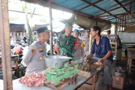 Kapolres HST-Dandim imbau pedagang tidak menaikkan harga secara berlebihan