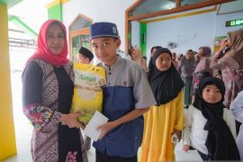 Wali Kota Mojokerto-Muslimat NU salurkan bantuan anak yatim