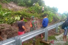 Lintas Sulawesi di Barat Gorontalo Utara putus karena longsor