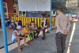 Bidokkes Polda Maluku  cek kesehatan pemudik di Pelabuhan Yos Sudarso