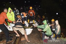Bantalan rel kereta api lintas selatan tergerus longsor