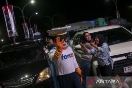 Boneka Kapten Ferizy hibur pemudik di Pelabuhan Merak