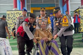 Kapolres Tarakan Bantu Pemudik di Pelabuhan Tengkayu I