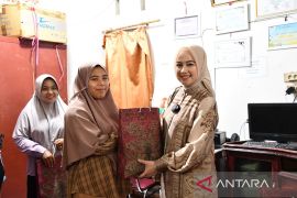 Jelang lebaran, Ny. Dian Puspita Fadly Amran berbagi kebahagiaan dengan anak-anak panti asuhan