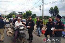 GRIB Jaya Palas bagikan 450 paket takjil ke masyarakat dan pengguna jalan