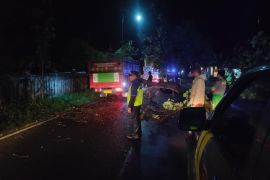 Jalur lintas selatan Garut kembali lancar usai pohon tumbang tutup badan jalan