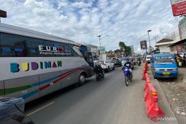 Jalur nasional lintas Limbangan di Garut padat merayap dampak pasar