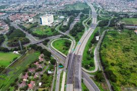 Jalan tol ruas Simpang Susun Waru ramai lancar