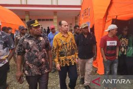 Pemprov Papeg bantu tenda bencana delapan kabupaten