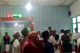 Puluhan warga Dompu di NTB merayakan Lebaran lebih awal