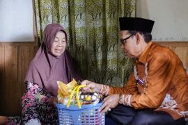 Wabup HSS sambangi lansia asuh dan salurkan bantuan