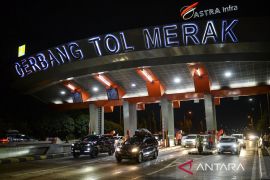 Arus kendaraan di gerbang tol Merak ramai lancar