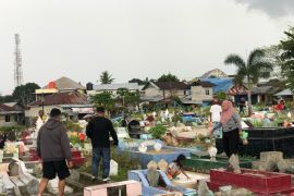 Warga muslim Kota Ambon lakukan tradisi ziarah kubur menjelang Idul Fitri