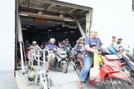 KRI Banjarmasin-592 angkut 315 pemudik sampai di Dermaga Madura