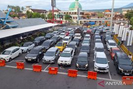 Ratusan kendaraan roda empat antre di areal parkir Pelabuhan Ketapang