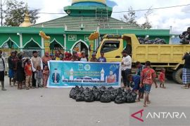 MUI Jayawijaya bagi 500 paket bahan pokok ke warga Muslim Papua