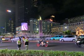 Arus lalu lintas di kawasan Bundaran HI ramai lancar di malam takbiran