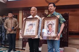 Presiden RI ke-3 BJ Habibie terima lukisan berbasis QR Art Technology