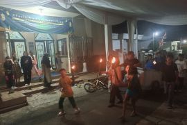 Malam takbiran, anak-anak dan remaja RT04 Labuhanratu Raya Bandarlampung pawai obor