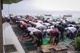 Shalat Id di kampung nelayan Surabaya