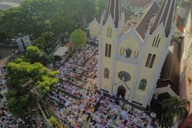Shalat Idul Fitri di halaman Gereja Kayutangan Malang