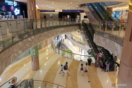 Warga manfaatkan libur Lebaran berburu diskon