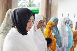 Wabup Langkat Tiorita Shalat Idul Fitri di Masjid Jami Ar Rahmah