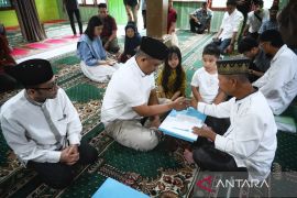 Bobby Nasution tunaikan zakat fitrah keluarga di Saentis