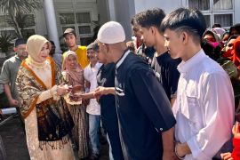 Open house Lebaran Wali Kota Banda Aceh, Illiza bagikan THR untuk anak-anak