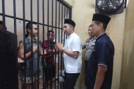 Polisi gelar makan bersama dengan tahanan saat Idul Fitri